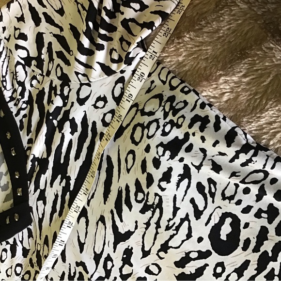 V neck short sleeve top - Picture 4 of 4